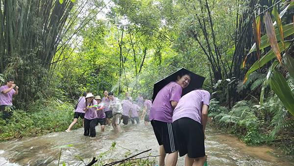 陳楷如：觀戰(zhàn)！“濕身”快樂！.jpg
